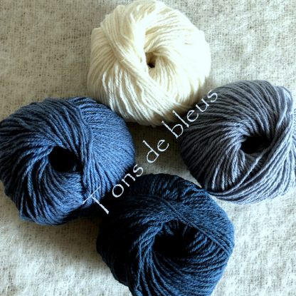 tricoter des carrés pour former une couverture en pure laine de France
