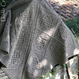 châle création Dodile tricoté en pure laine de nos moutons