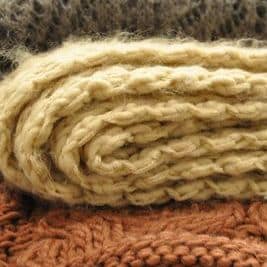 couverture pure laine ou mohair spécial naissance tricotées à la main en France avec des matières naturelles produites dans notre ferme en Ariège
