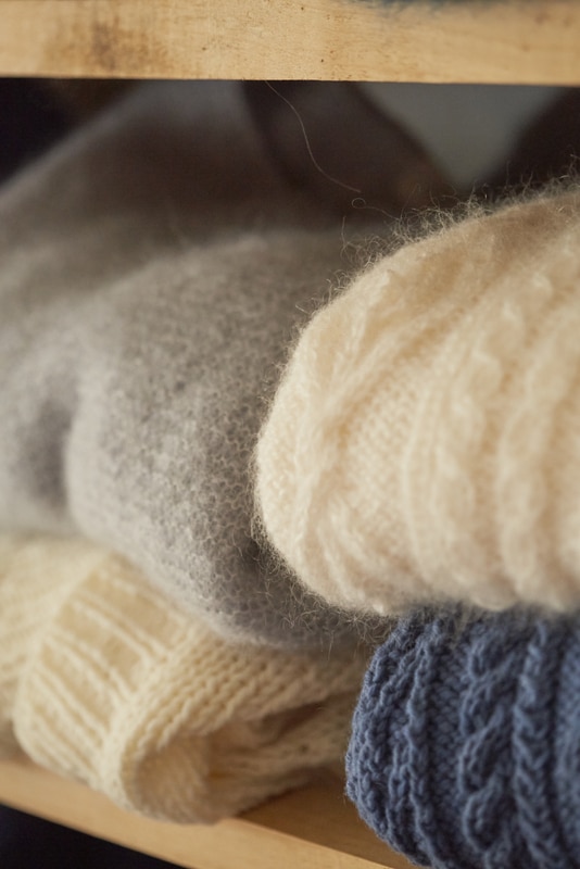 Vêtements tricotés à la main en mohair ou en laine et disponibles immédiatement - Bergers Cathares