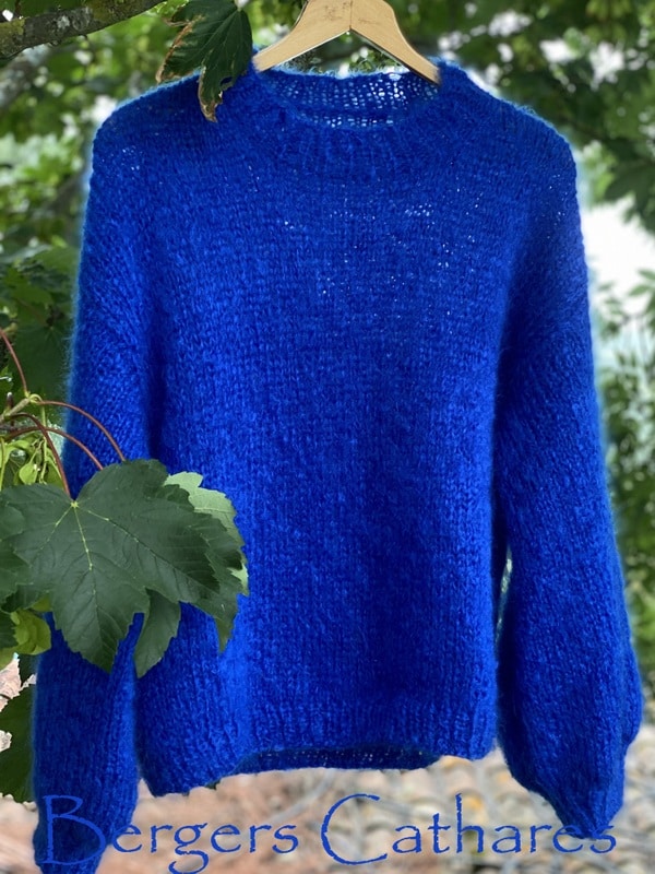 Pull mohair Flocon Isadora col rond bleu roi – kit à tricoter – Bergers Cathares Ariège